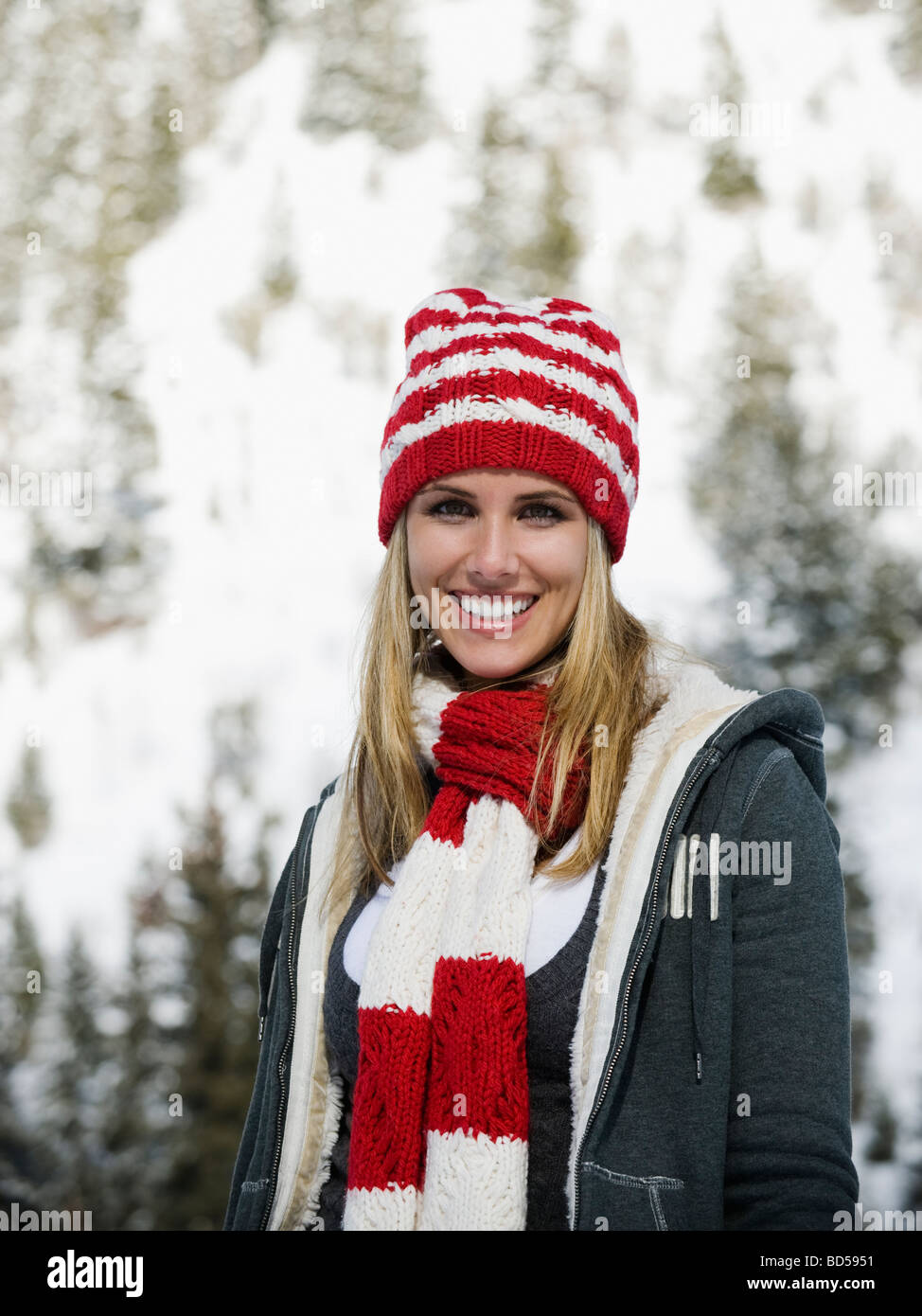 Eine Frau im Freien in einer verschneiten Umgebung Stockfoto
