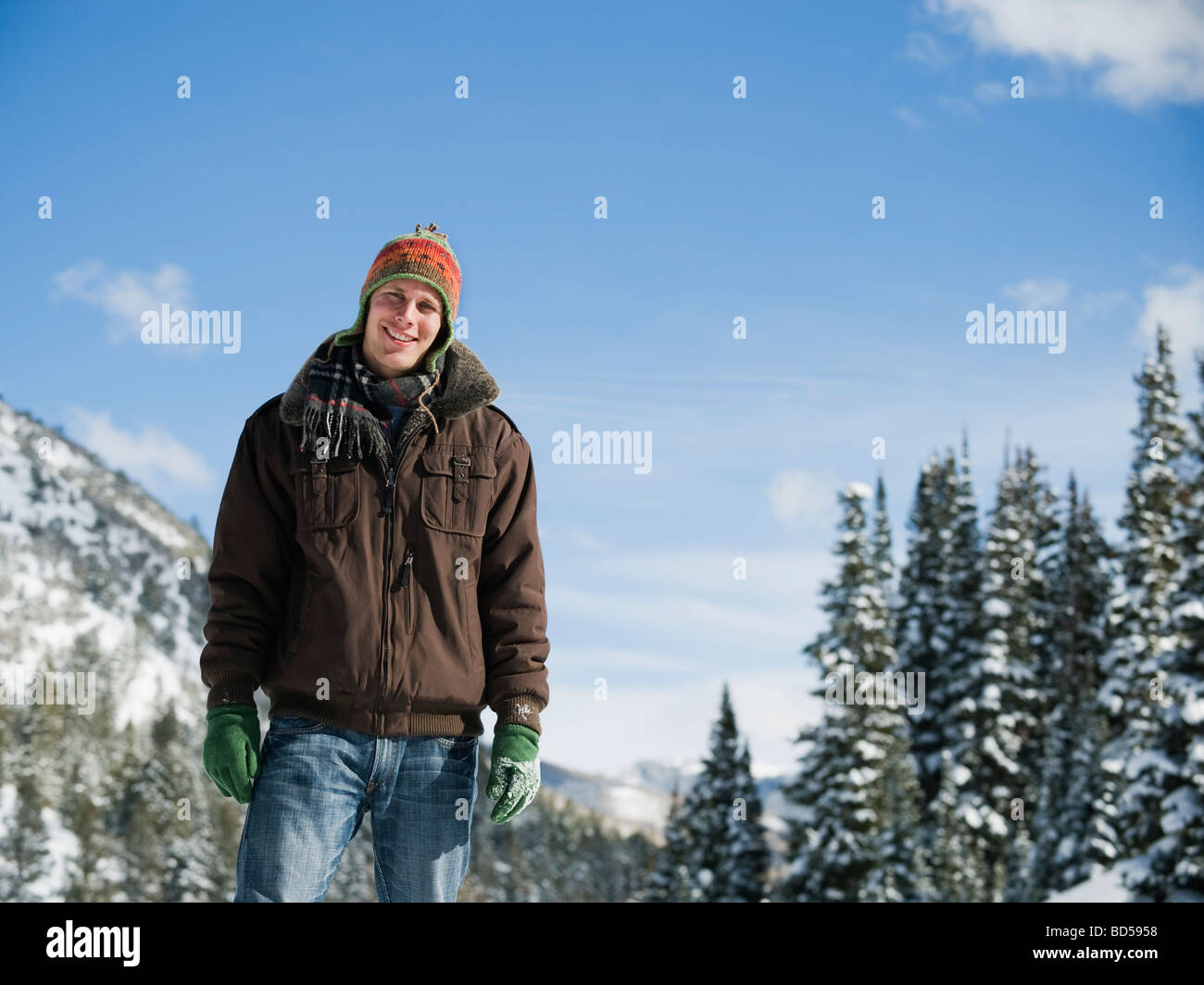 Ein Mann im Freien in einer verschneiten Umgebung Stockfoto
