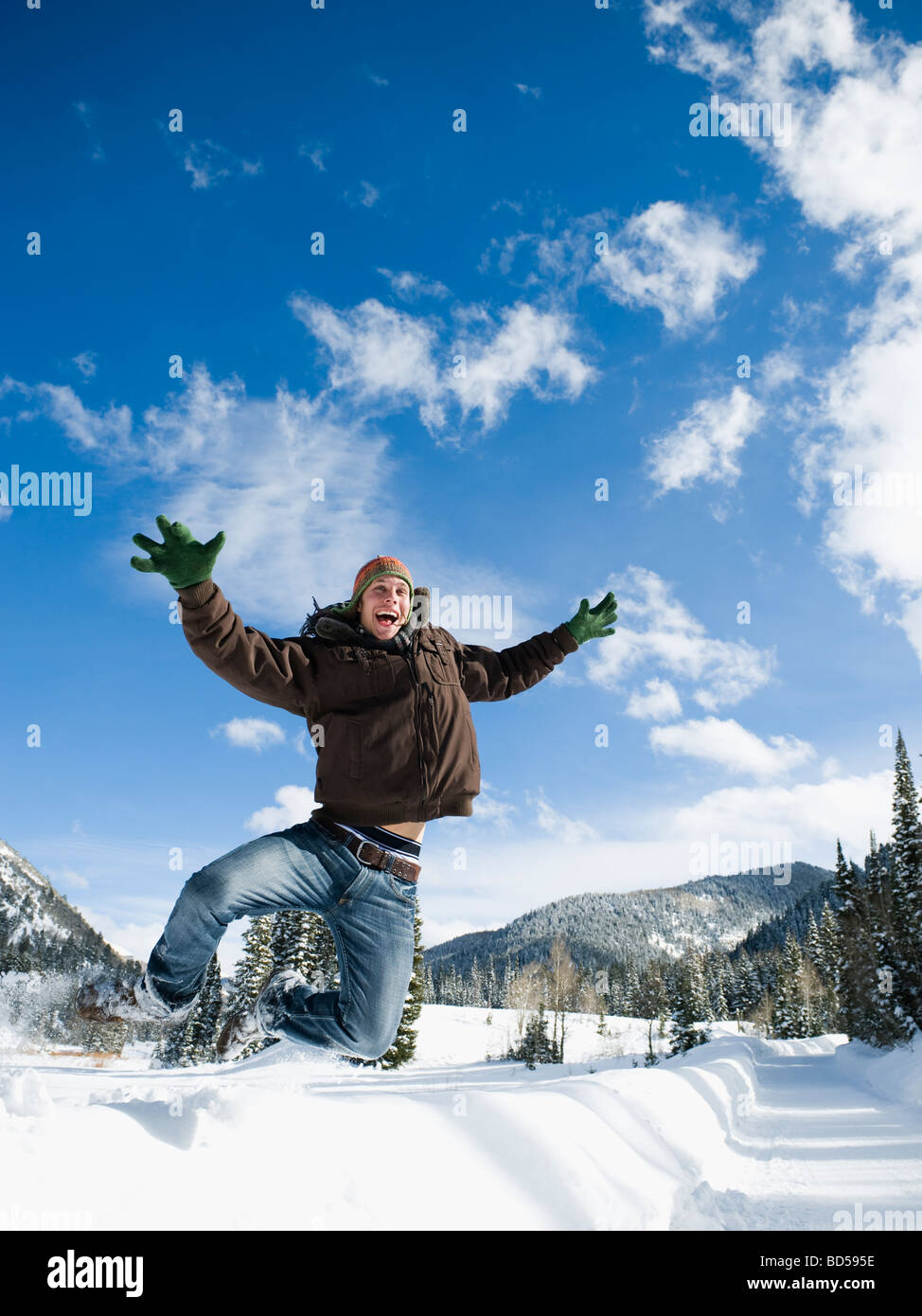 Ein Mann im Freien in einer verschneiten Umgebung springen Stockfoto