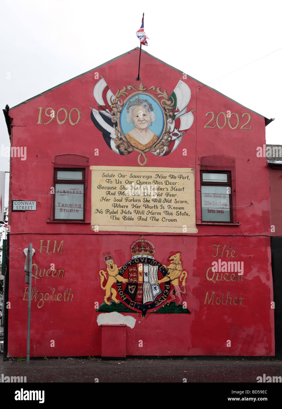 Wandmalerei zum Gedenken an Königin Elizabeth die Königin-Mutter in der Loyalisten Shankill Bereich West Belfast. Stockfoto