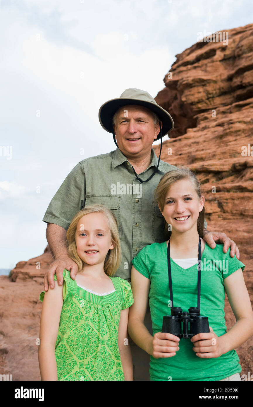 Ein Vater und zwei Töchter im roten Rock Stockfoto