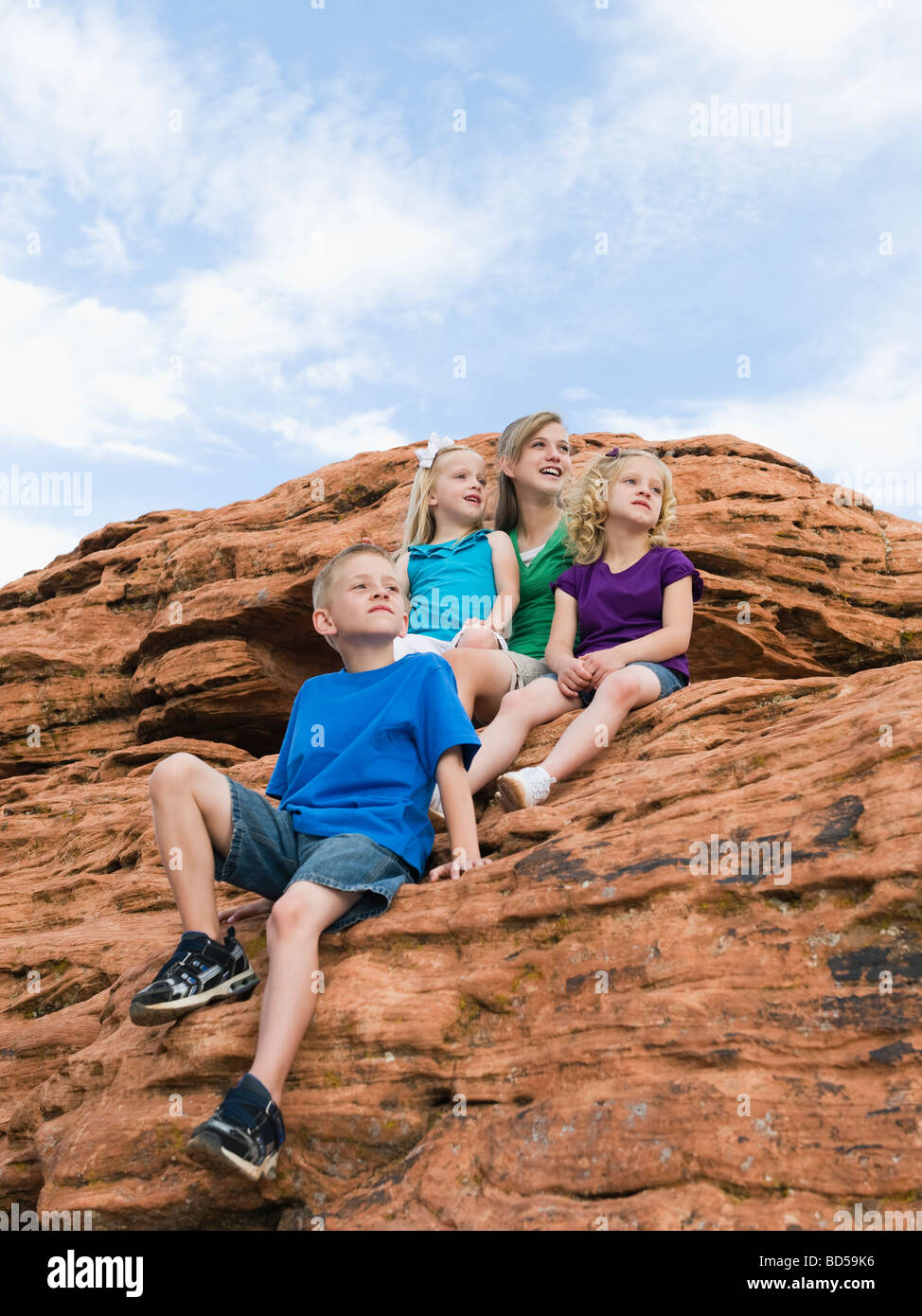 Kinder im roten Rock Stockfoto