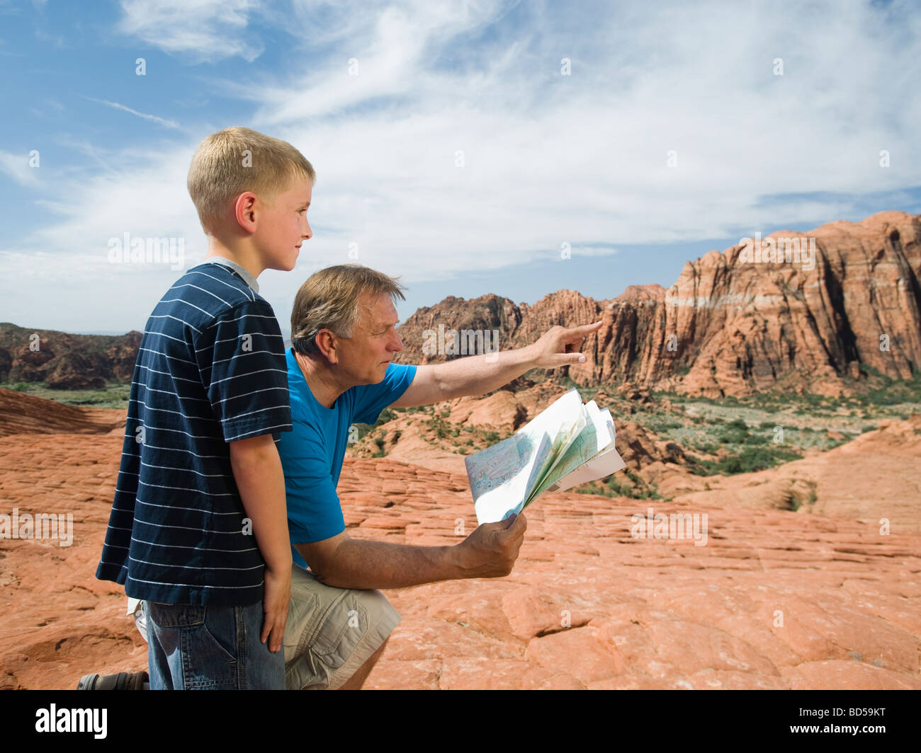 Vater und Sohn am Red Rock mit einer Karte Stockfoto