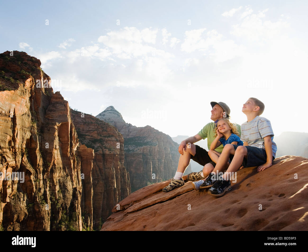 Ein Vater und Kinder am Red Rock Stockfoto