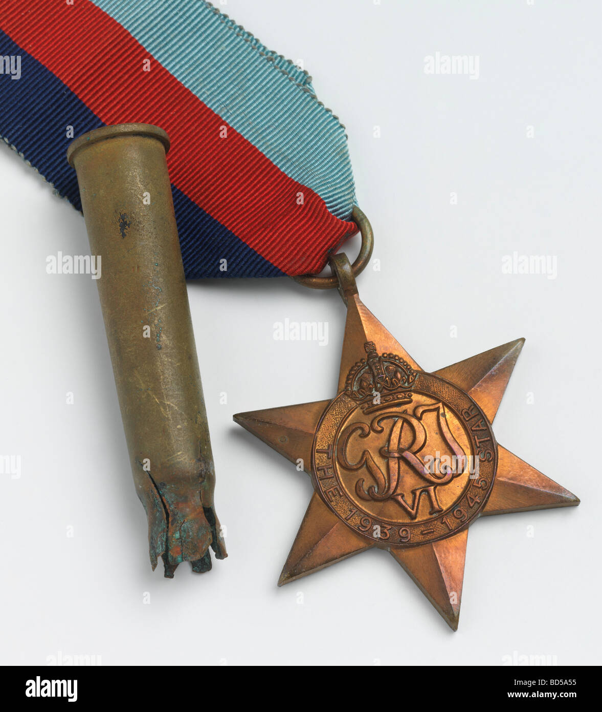 Krieg, eine britische Kampagne Medaille und eine verbrauchte 303 Gewehr Patrone aus dem zweiten Weltkrieg. Stockfoto