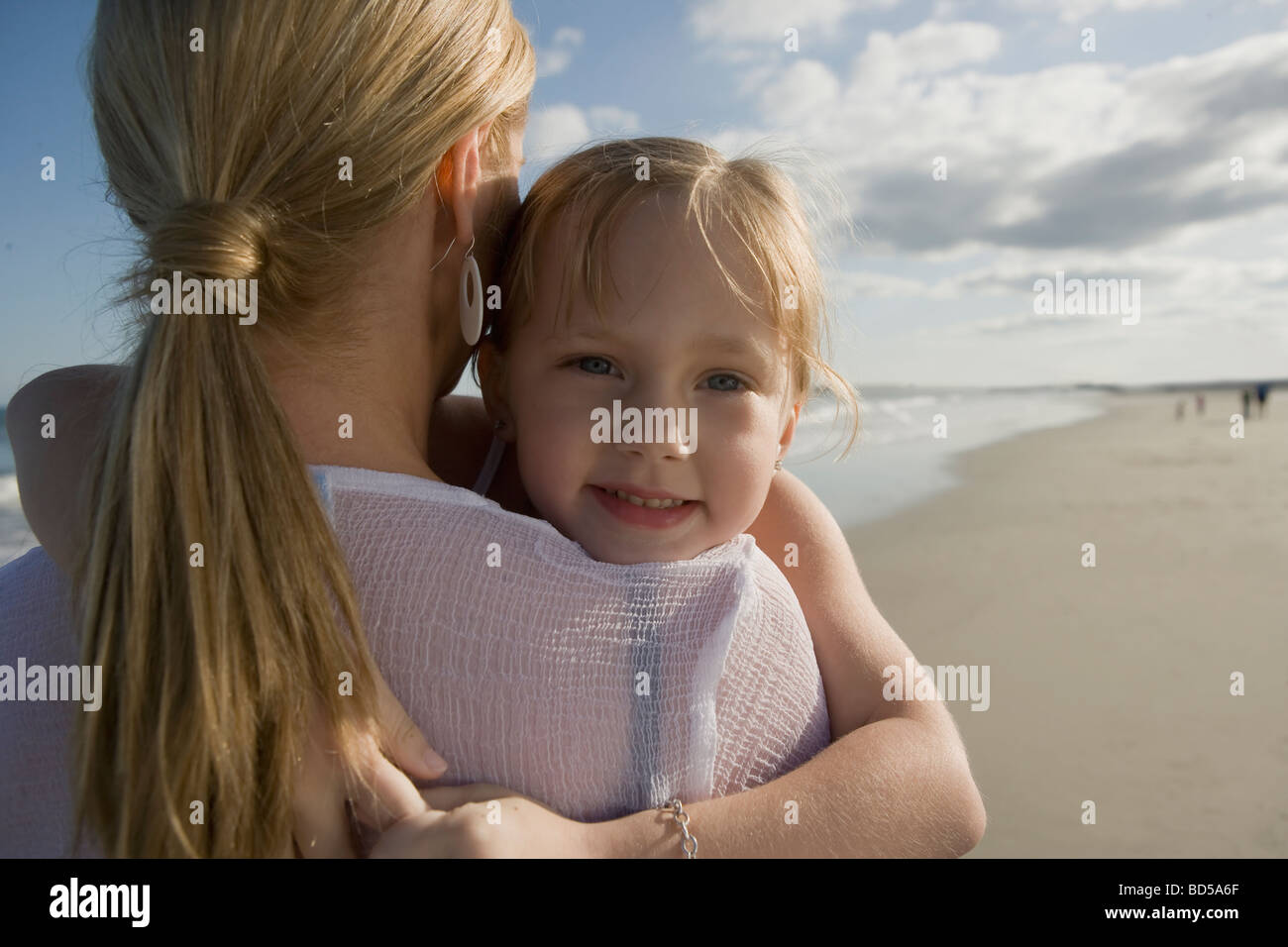 Mutter und Tochter am Strand Stockfoto