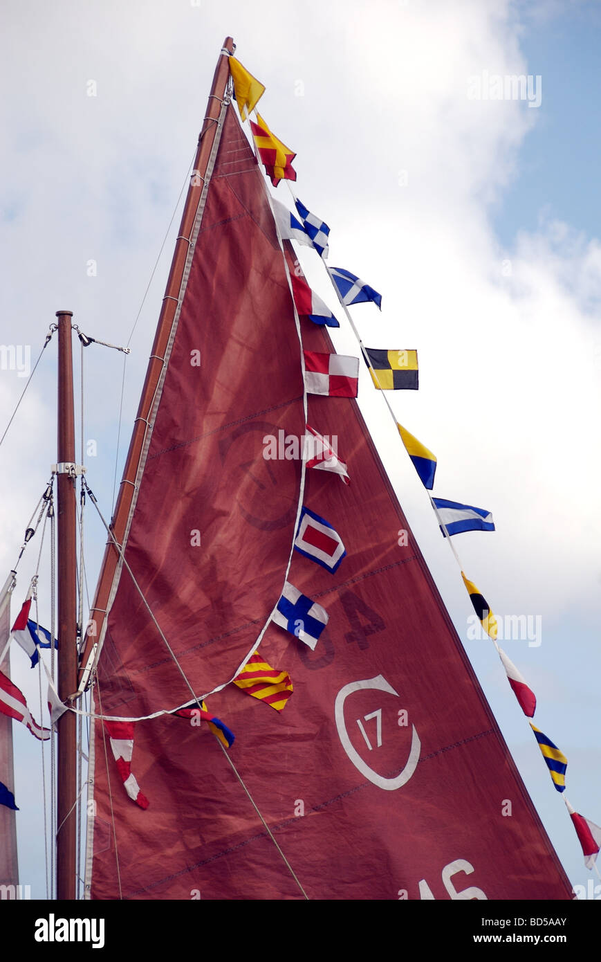 Bunten Segeln Flaggen auf ein Gaff rigged Crabber 17 Boot, Funchal 500 Tall Ships race 2008, Falmouth, Cornwall, Großbritannien Stockfoto