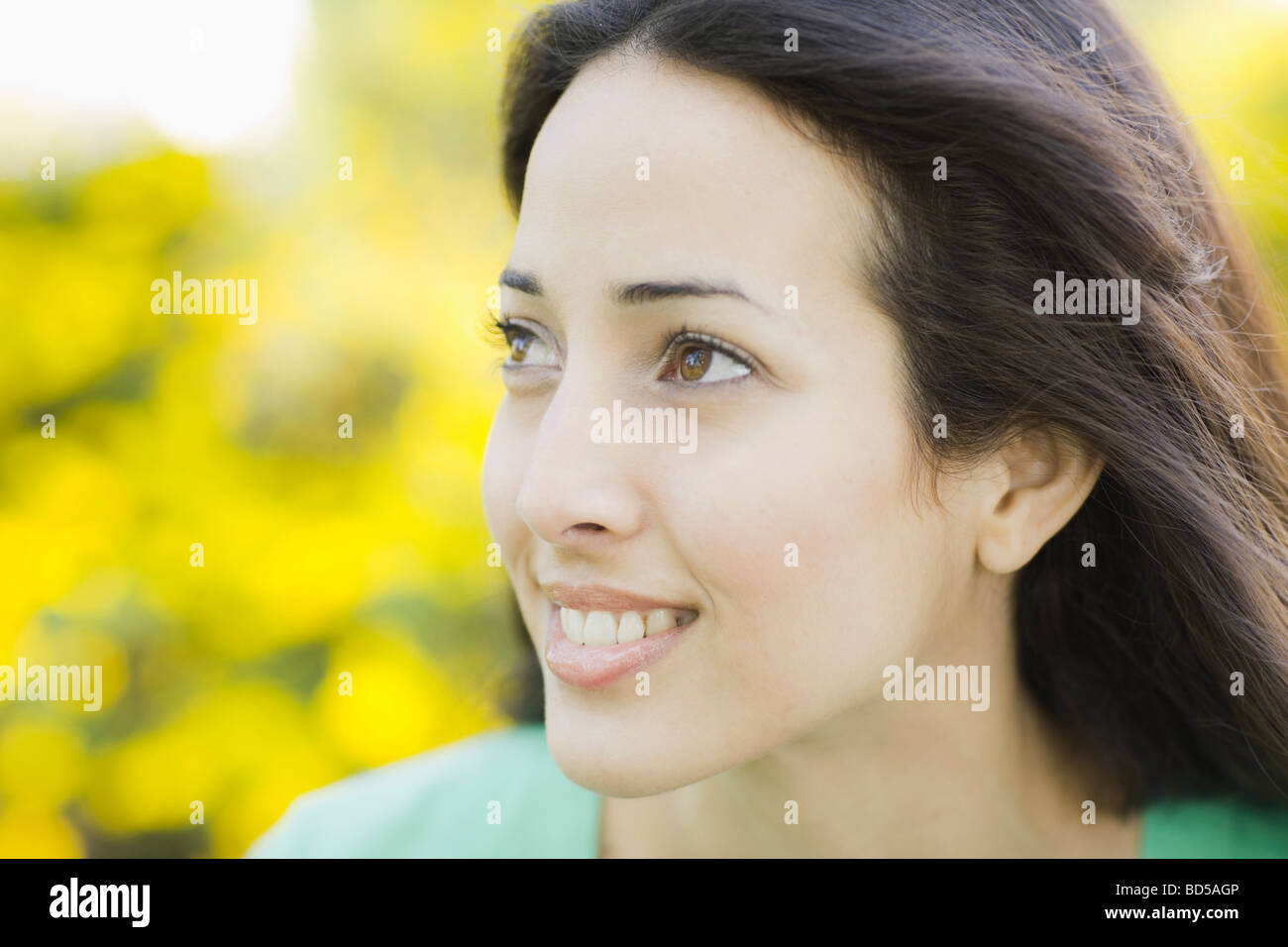 Eine Frau im freien Lächeln Stockfoto