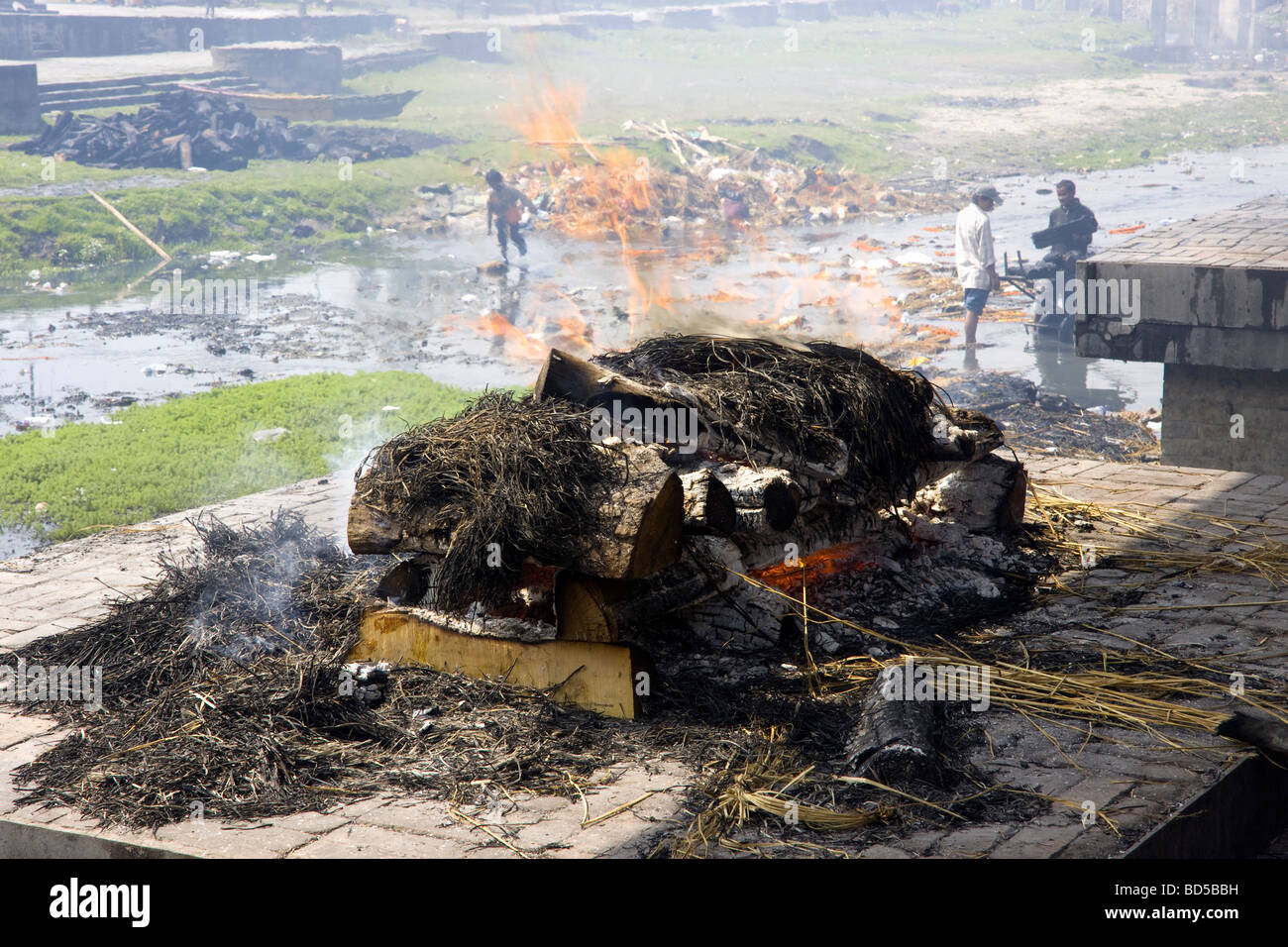 traditionelle hinduistische Scheiterhaufen und Feuerbestattung an den Ufern des Flusses bagmati Stockfoto