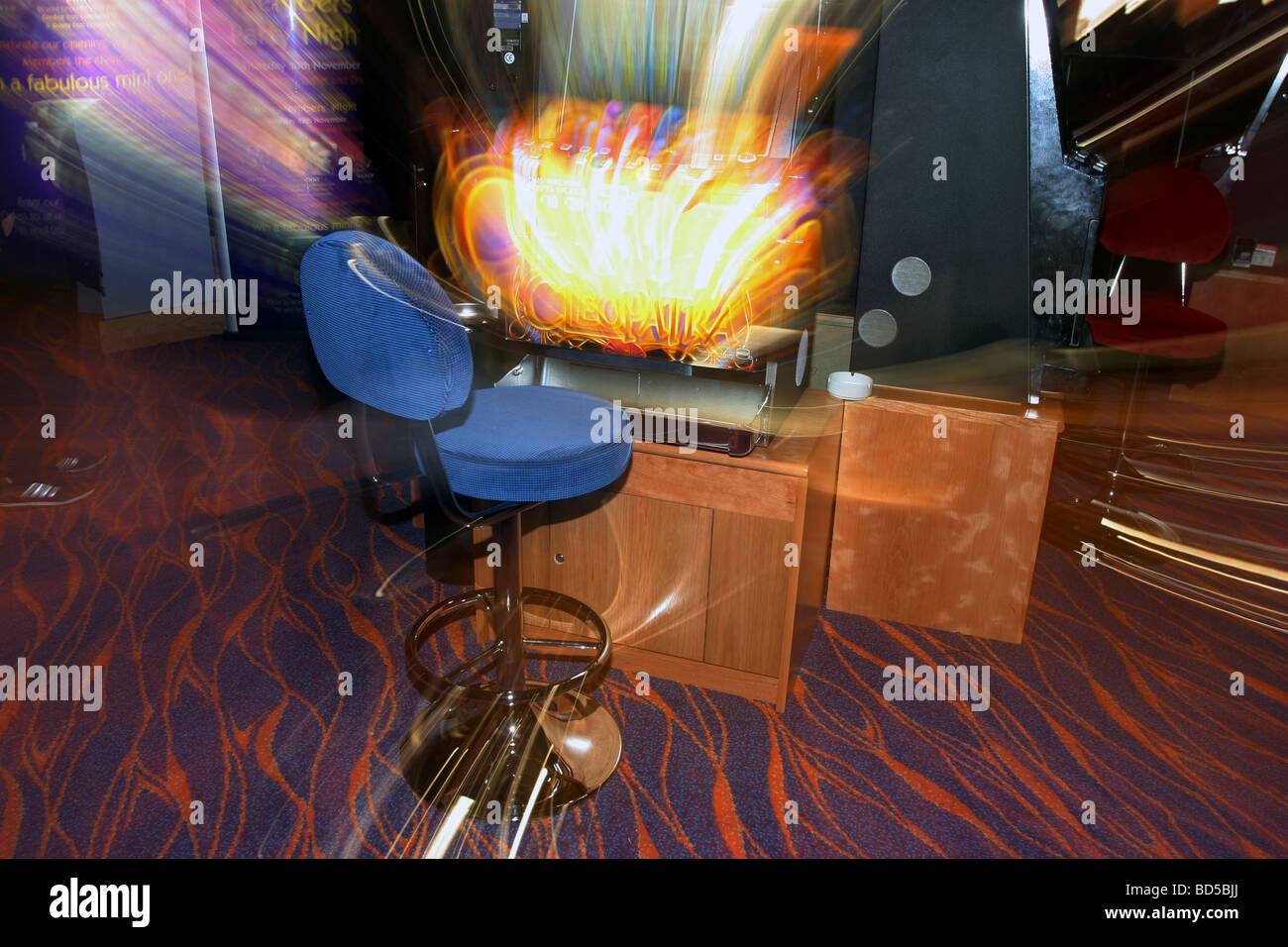 Blitz beleuchtet, langsamen Zoom Belichtung Bild einer "Slot" oder "Frucht" Maschine in einem Casino Stockfoto