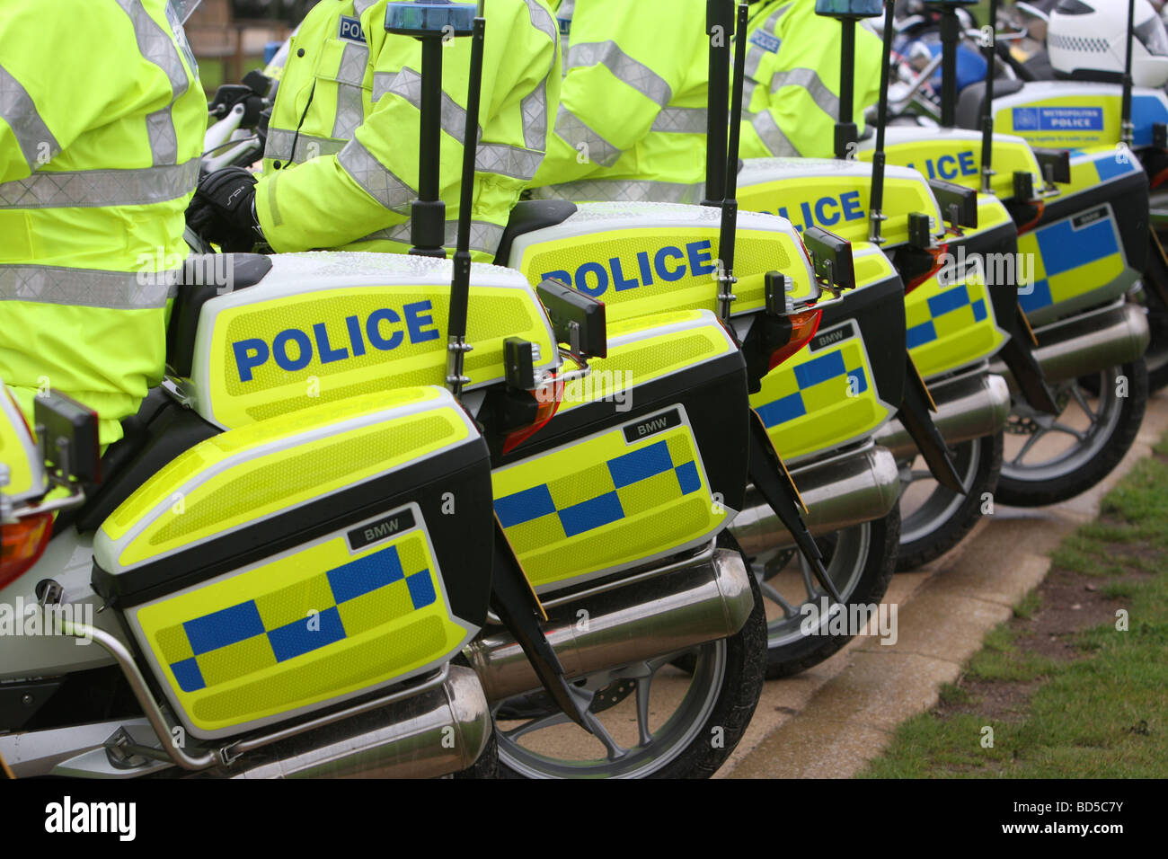 Eine Reihe von britischen Polizei-Motorradfahrer Stockfoto
