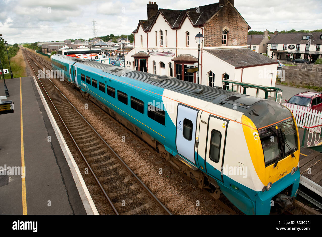 ARRIVA Diesel DMU Triebzug lokalen Zug am Bahnhof von Llanfairpwllgwyngyll Anglesey North Wales UK Stockfoto