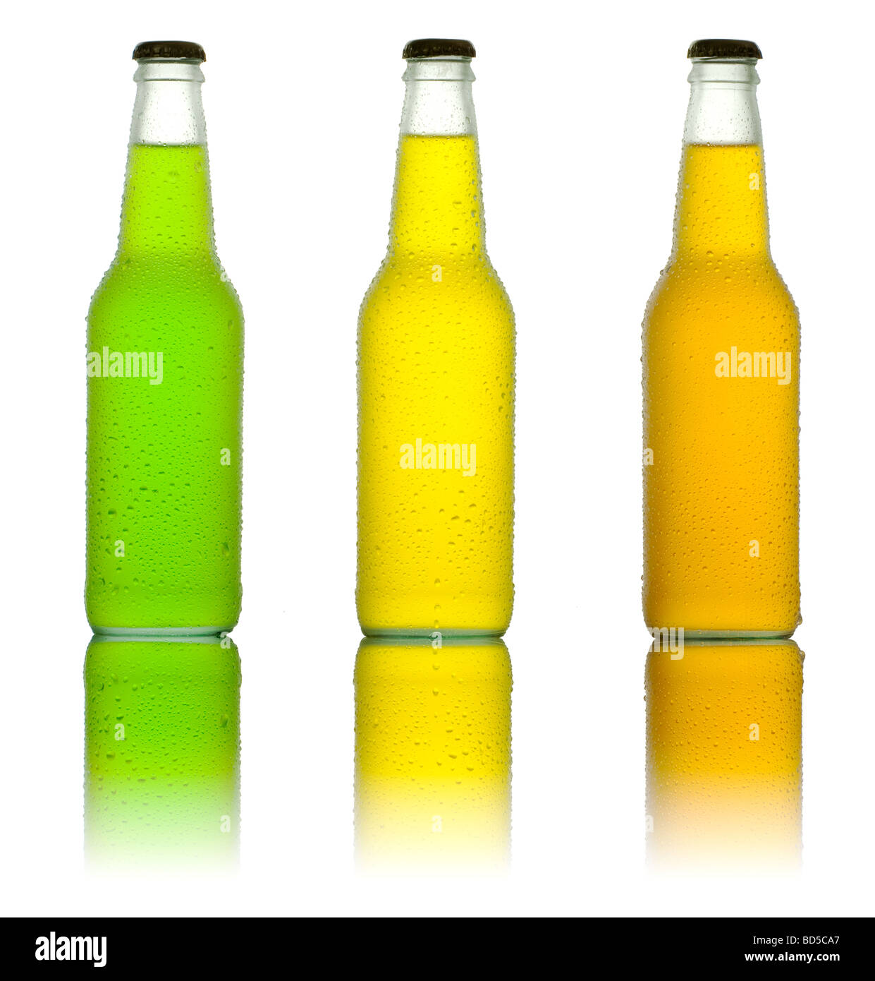 Drei Flaschen mit tropischen Getränken auf weißem Hintergrund Stockfoto
