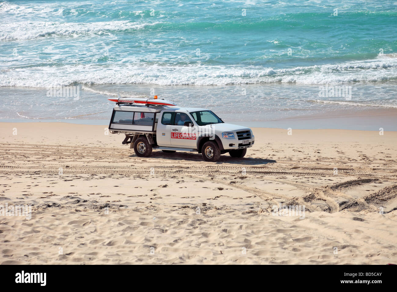 Rettungsschwimmer im Fahrzeug Patrouillen am Strand Stockfoto