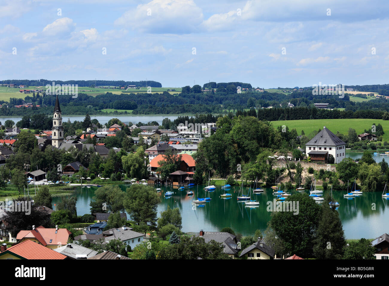 Mattsee-Stadt und See, im Rücken den Obertrumer See, Flachgau, Salzburger Land, Land Salzburg, Österreich, Europa Stockfoto