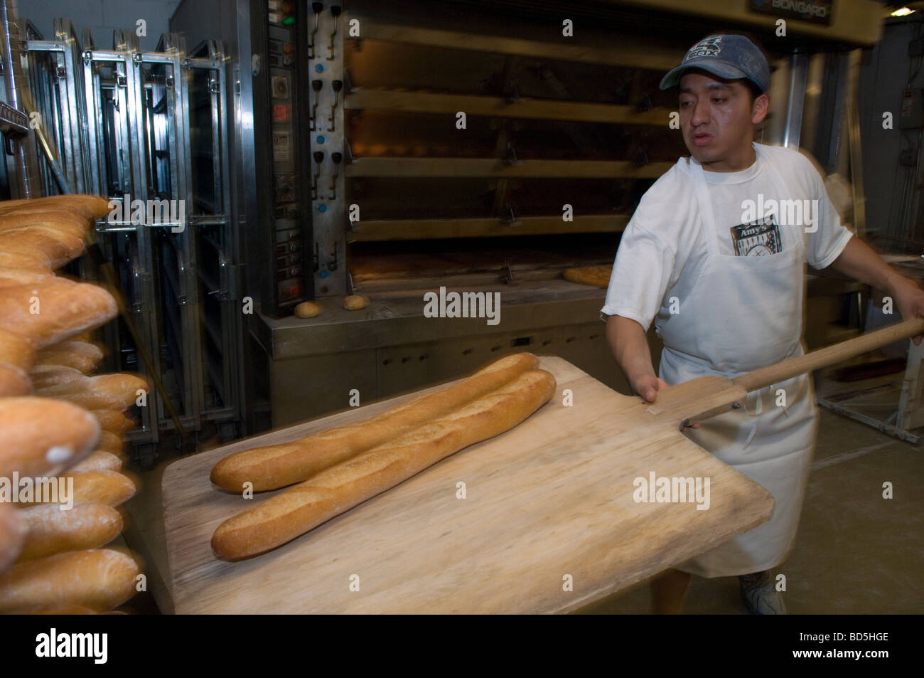 Arbeiter bei Amy s Brot im Chelsea Market in New York Backen Brote in kommerziellen Bäckereiöfen s Stockfoto