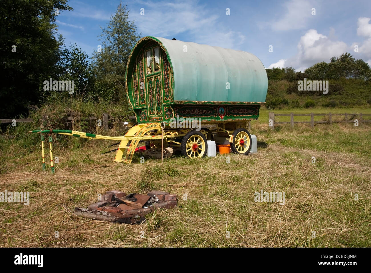 Ansicht von Pferden gezogene Romany Caravan Zigeunerlager von der Straßenseite ruhig b im Nordosten Englands Stockfoto