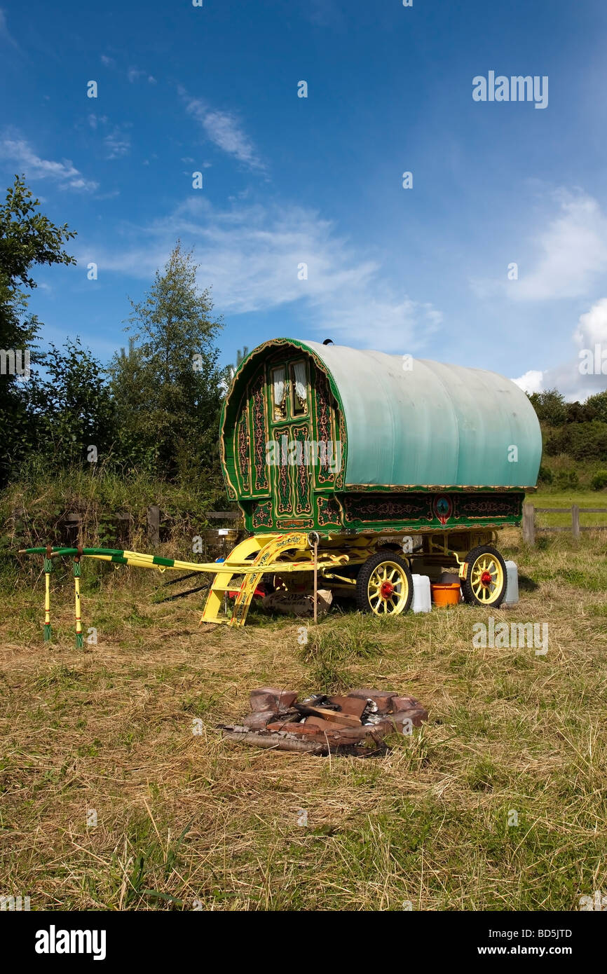 Im Hochformat von Pferden gezogene Romany Caravan Zigeunerlager von der Straßenseite ruhig b im Nordosten Englands Stockfoto