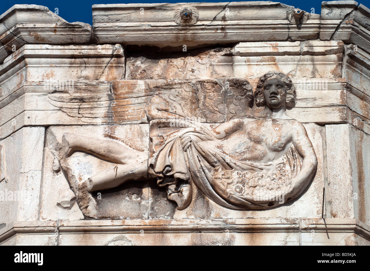 Detail von der Westseite der Horologion Andronikos: Zephyr (Westwind). Athen, Griechenland. Stockfoto