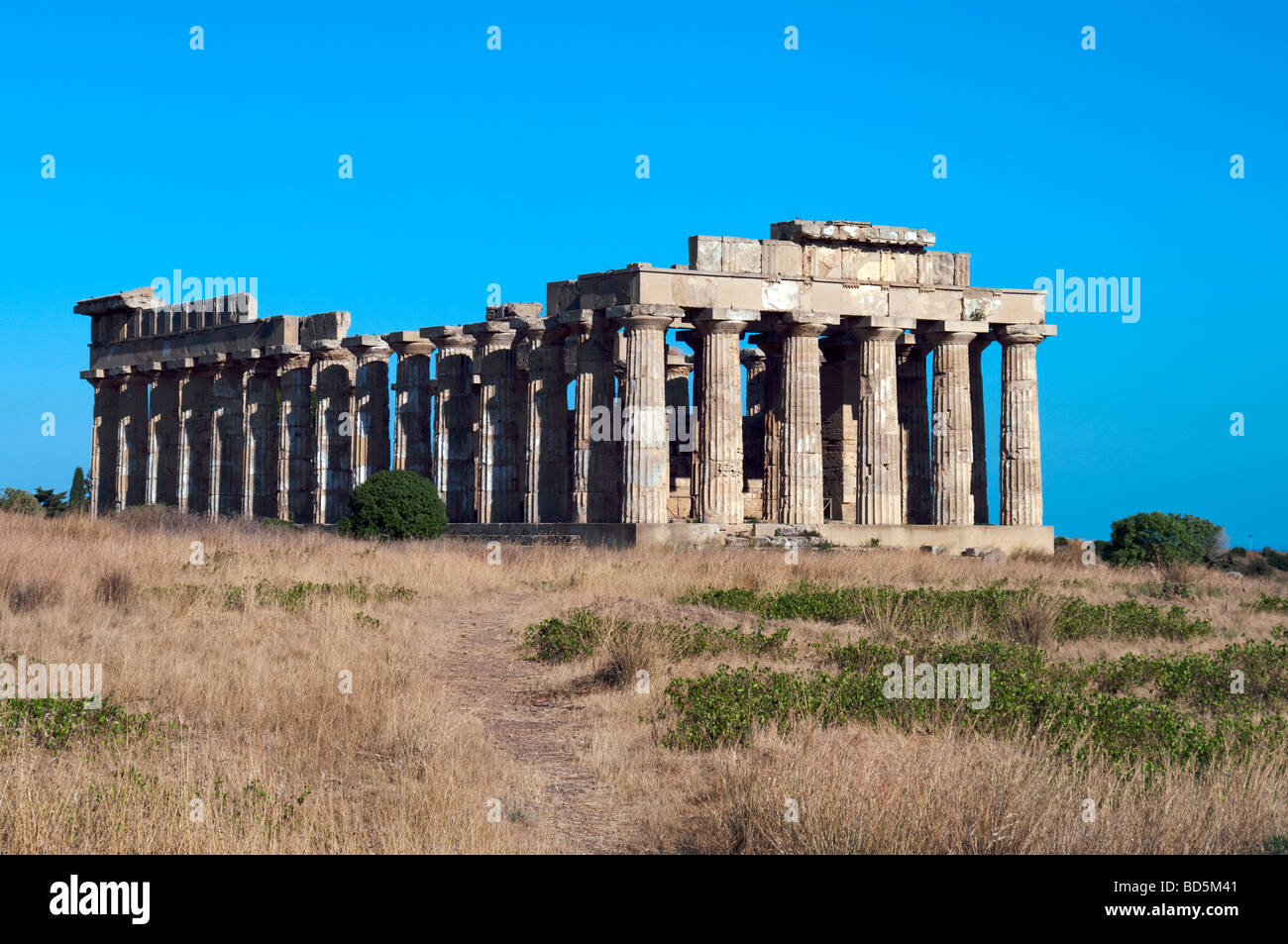 Tempel E in Selinunt, Sizilien, von Nordwesten gesehen. Stockfoto