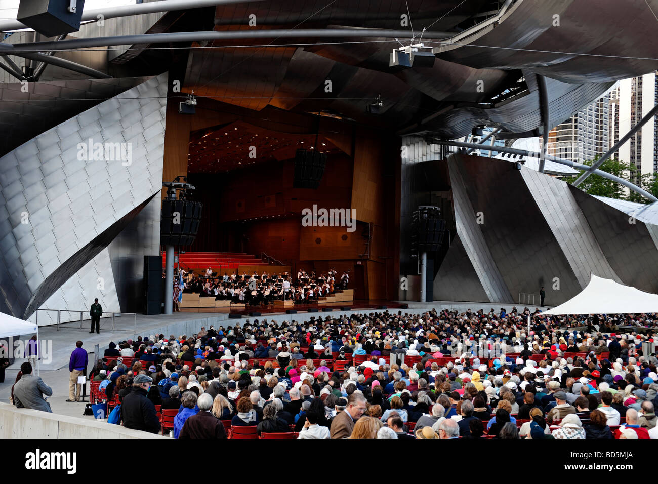 Publikum und Orchester in Jay Pritzker Pavilion, Millenium Park, Chicago, Illinois, USA Stockfoto