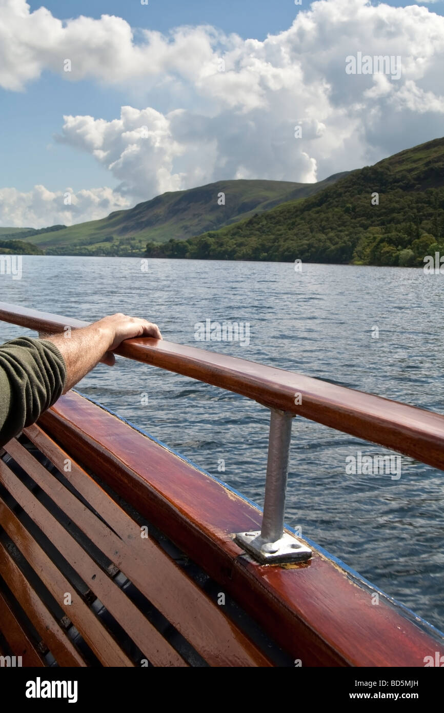 Ein Passagier mit der Hand auf der Schiene Sicherheit eines Dampfers Ullswater, Lake District, Cumbria, UK. Stockfoto