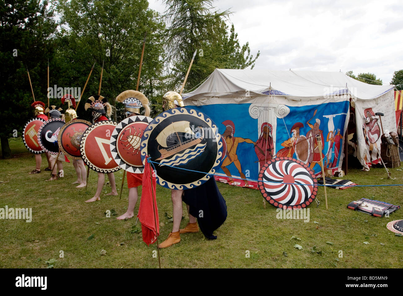 Eine Gruppe von römischen Reenactors mit Schilden erscheinen beim Colchester militärische Festival in Colchester, Essex, England Stockfoto