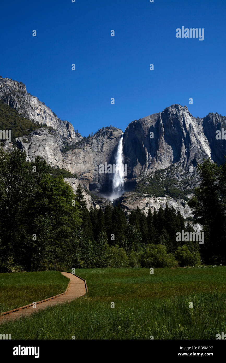Holzweg führt zu Yosemite obere Wiese fällt Nationalpark, Kalifornien, USA Stockfoto