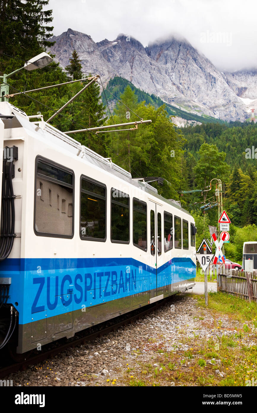 Zugspitzbahn Bergbahn aufsteigender Zugspitz-Berg in den Bayerischen Alpen, Deutschland, Europa Stockfoto