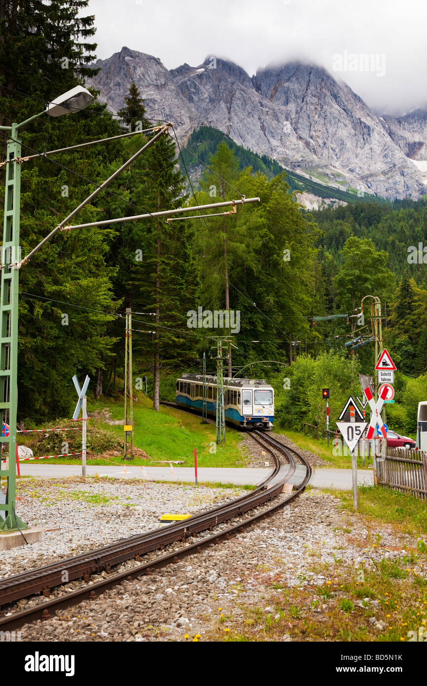 Alpen-Bergbahn und Zug in Richtung auf die Zugspitze in Bayern, Deutschland, Europa Stockfoto