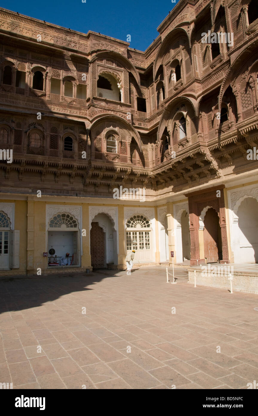 Meherangarh Fort, die majestätische Festung, Blick auf die Festung außerhalb der Mauern und großzügige Innenräume, Jodpur, blaue Stadt, Rajasthan, Indien Stockfoto