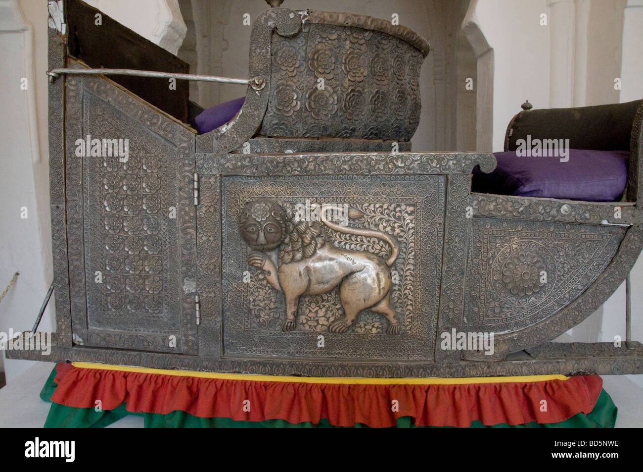 Meherangarh Fort, die majestätischen Fort, verzierten Royal wiegen, Sänften, Elephant Howdahs erhaltene wunderbar, blaue Stadt Jodhpur, Stockfoto