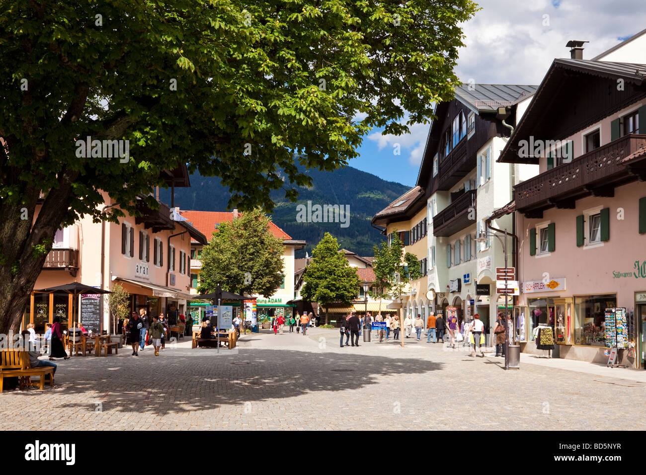 Bayern, Deutschland - Geschäfte in der Stadt Garmisch-Partenkirchen, Bayern, Deutschland Stockfoto