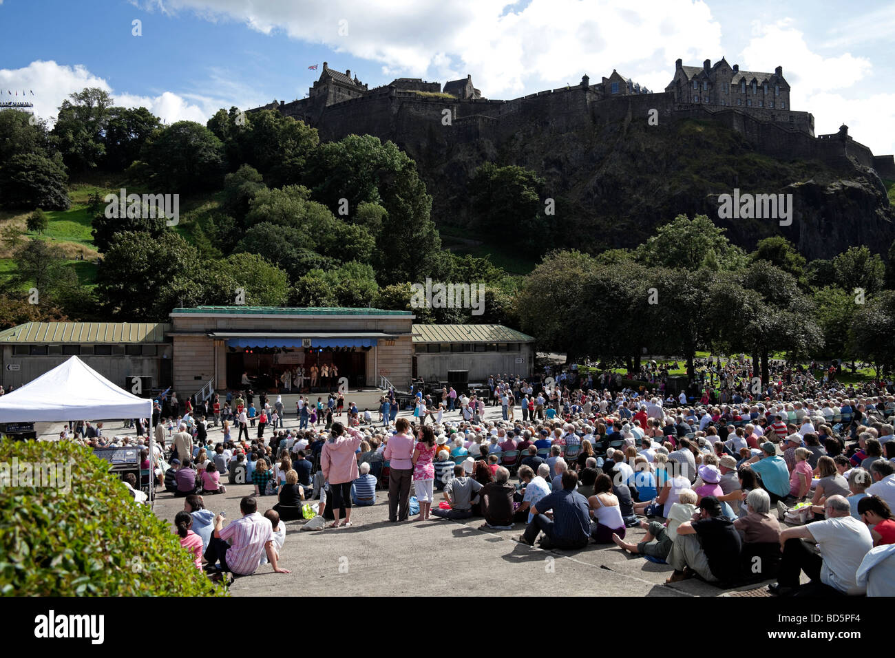 Edinburgh-Publikum bei Ross Bandstand mit Schloss im Hintergrund während der jährlichen Edinburgh Jazz Festival, Schottland, UK, Europa Stockfoto