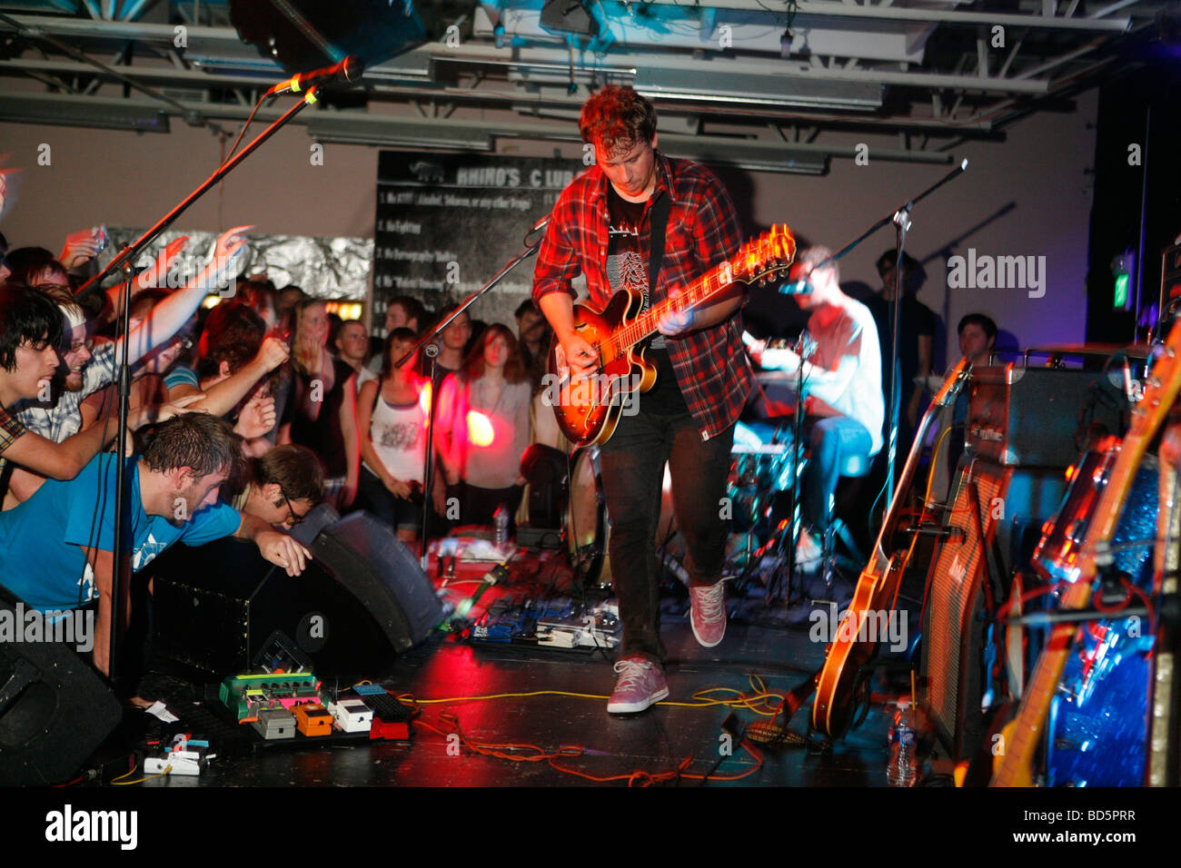 Randy Randall spielt Gitarre, während Bandkollege Dean Spunt Schlagzeug spielt. Die beiden bilden Fels Fels und Kunst-band No Age. Stockfoto