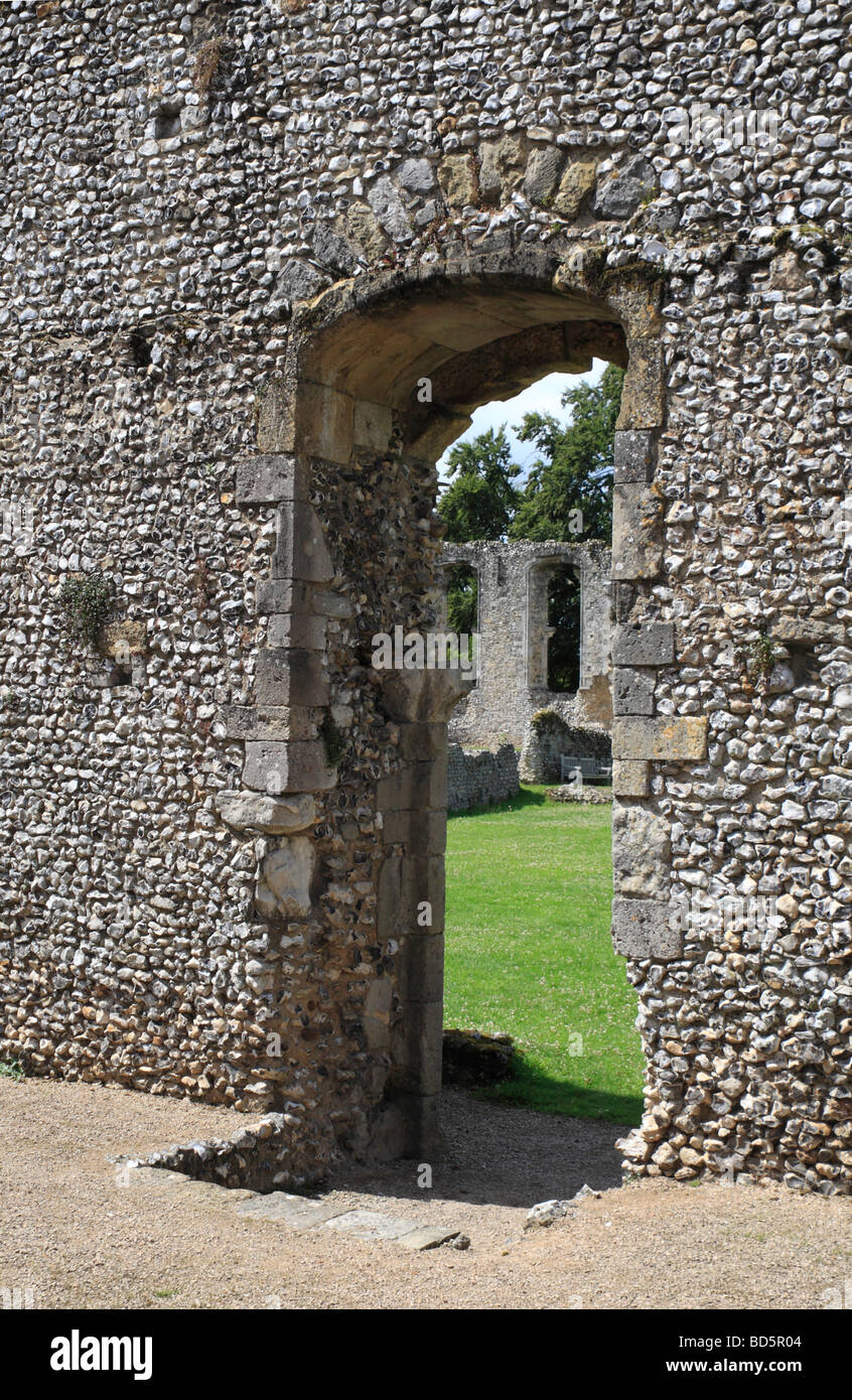 Blick durch die Ruinen der Bischofspalast Waltham, Hampshire, England. Stockfoto