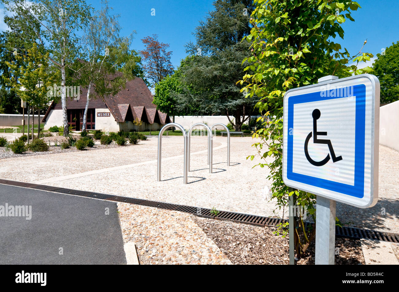 Reflektierende Metall Informationen Parkplatz Zeichen für Rollstuhlfahrer - Frankreich. Stockfoto