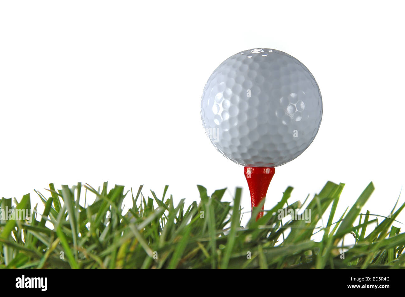 Nahaufnahme eines Golfballs und Rasen auf einem weißen Hintergrund isoliert Stockfoto