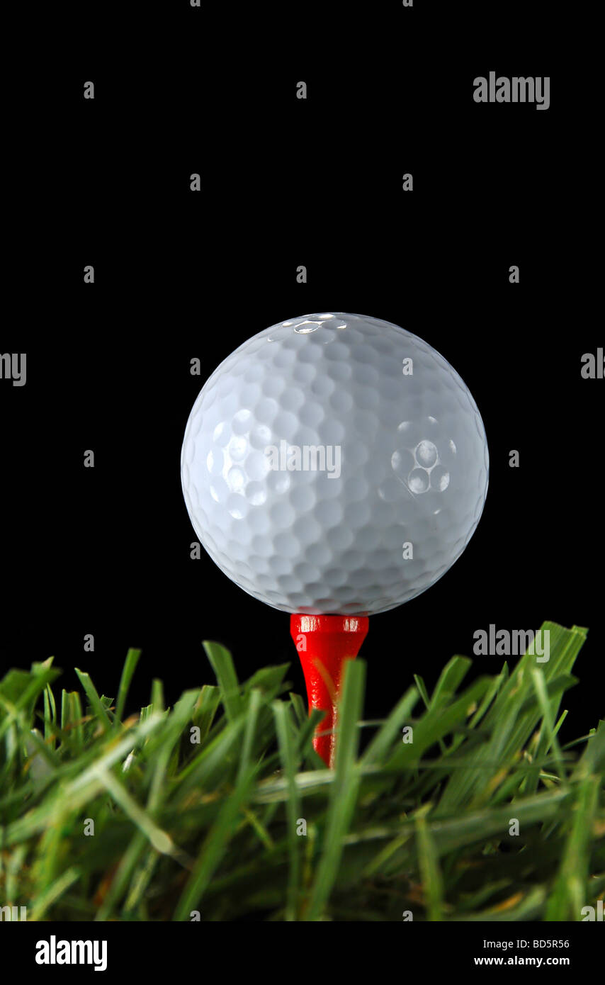 Golfball und Abschlag über einen schwarzen Hintergrund Stockfoto