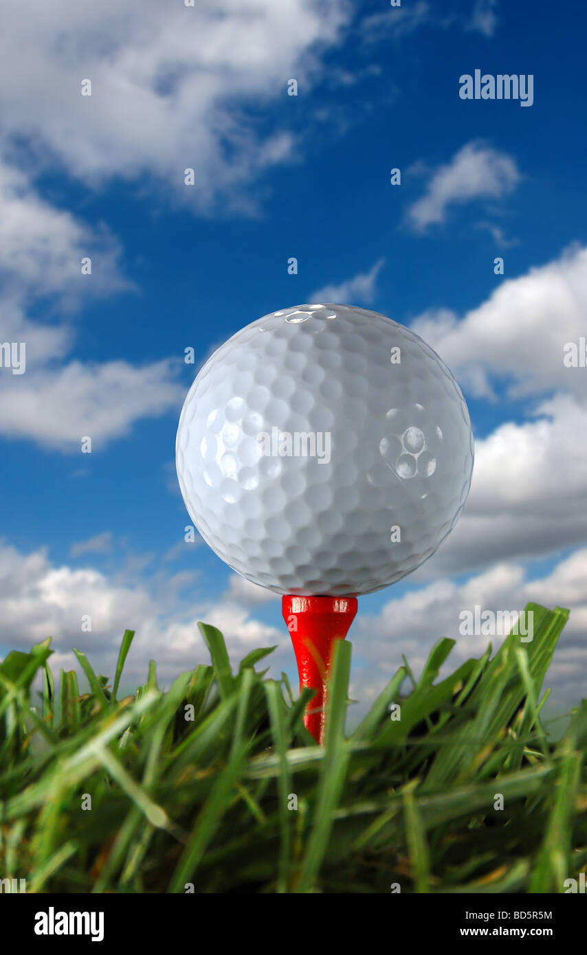 Golfball und Abschlag über einen blauen Himmel und Wolken Stockfoto