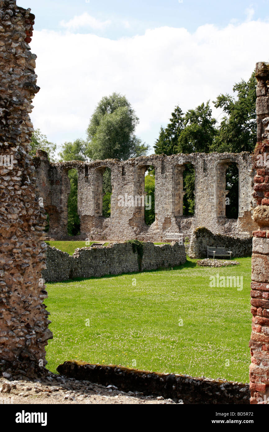 Blick durch einige Ruinen der Bischofspalast Waltham, Hampshire, England. Stockfoto