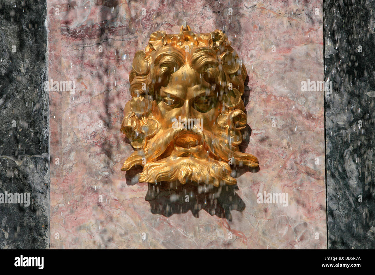Nahaufnahme der römischen Brunnen in Peterhof in Sankt Petersburg, Russland Stockfoto