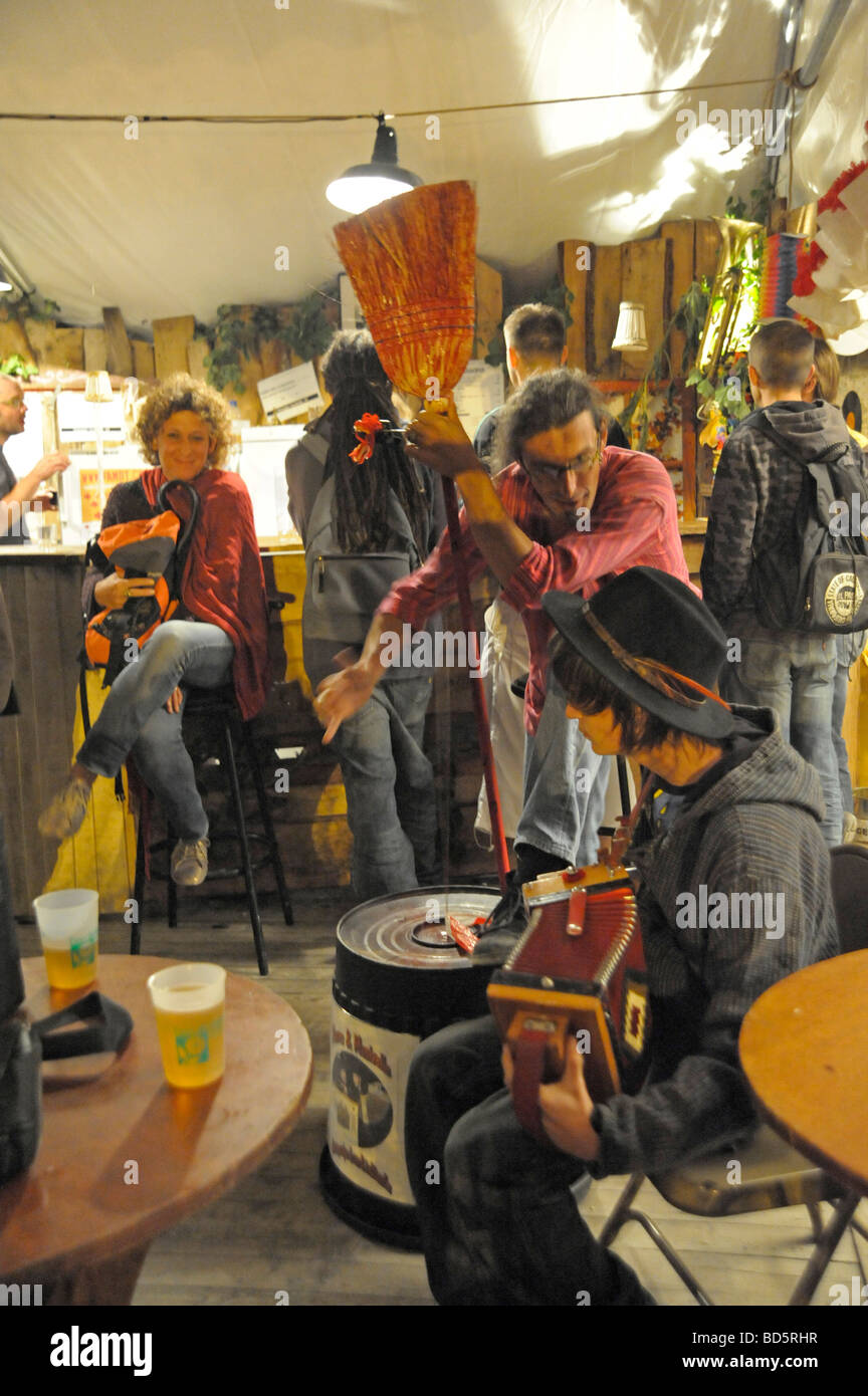 Junge Akkordeonisten und Bassist unterhaltsam im französischen Café, bar-Szene. Stockfoto