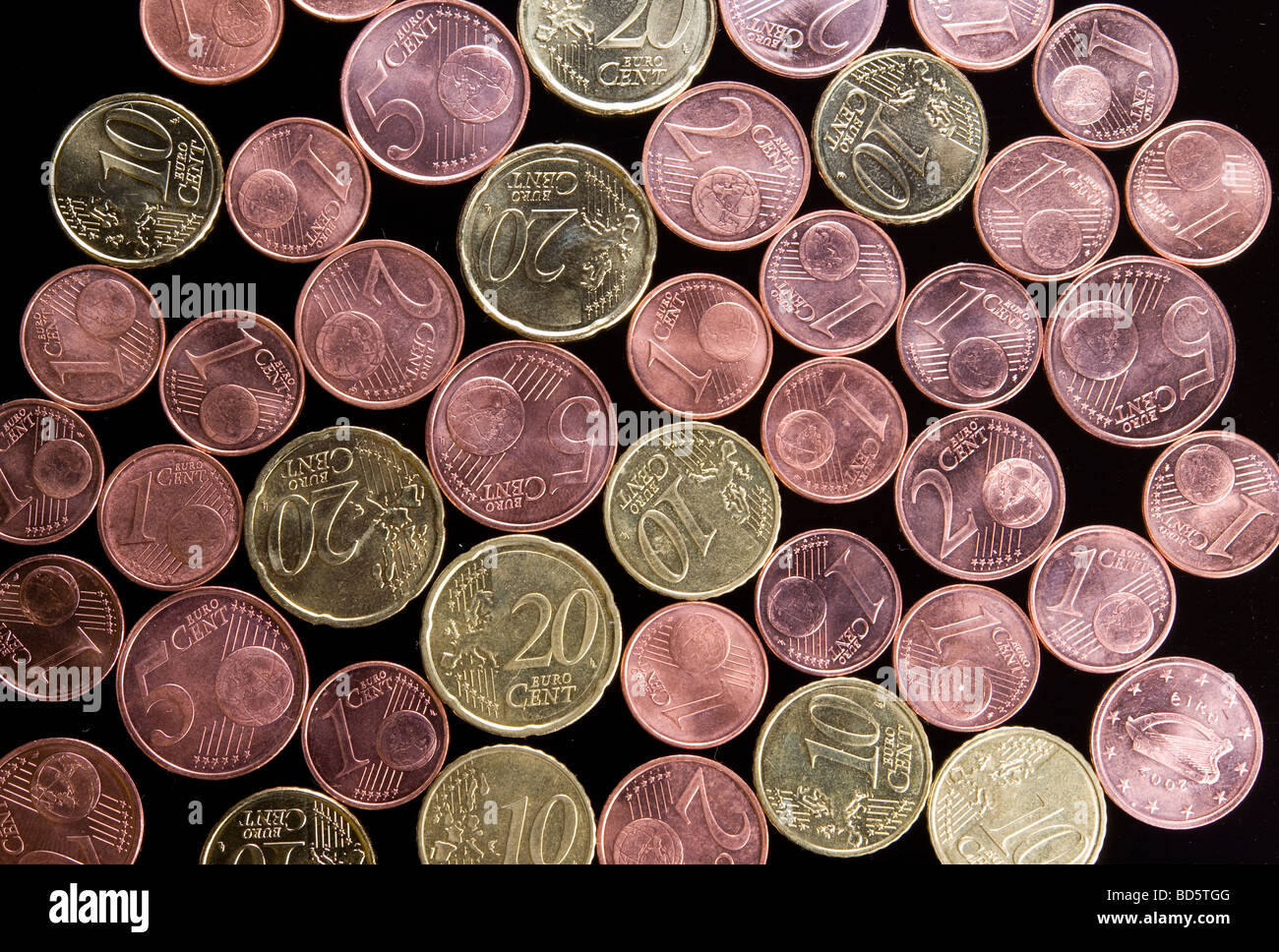Euro-Cent-Münzen auf schwarzem Hintergrund angeordnet Stockfoto