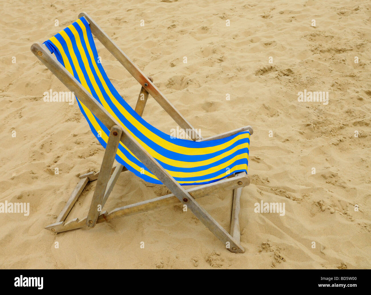 Empty Beach Liegestuhl Stockfoto