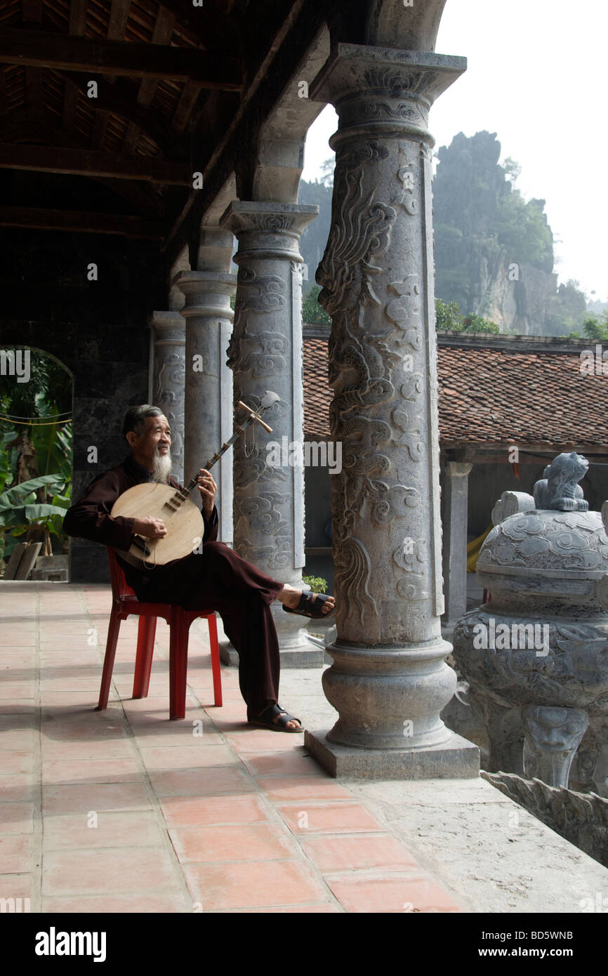 Musiker spielt Dan Nguyet oder Mond laute Tam Coc Ninh Binh Provinz Nord-Vietnam Stockfoto