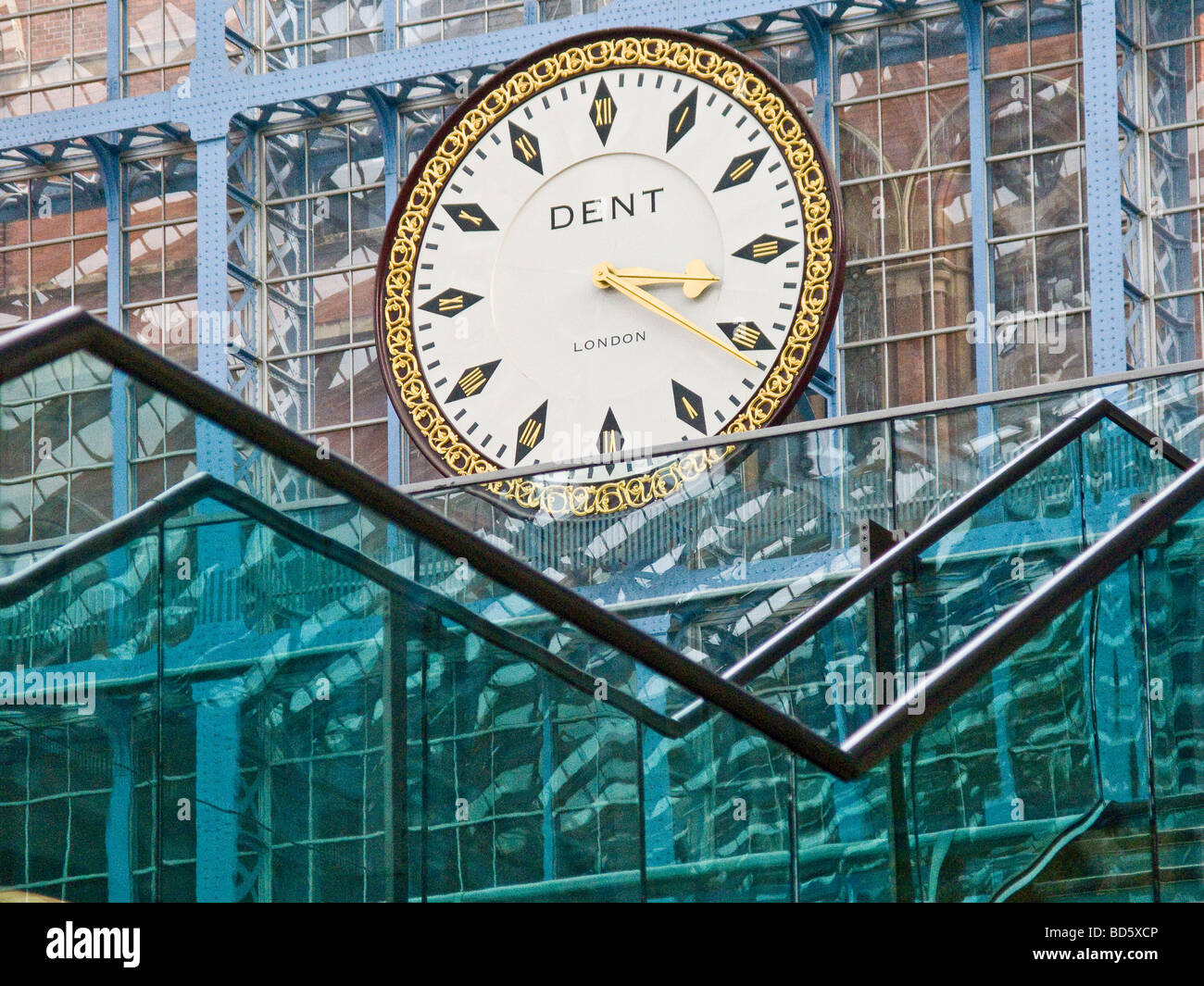 Uhr am Bahnhof St Pancras. London, England Stockfoto