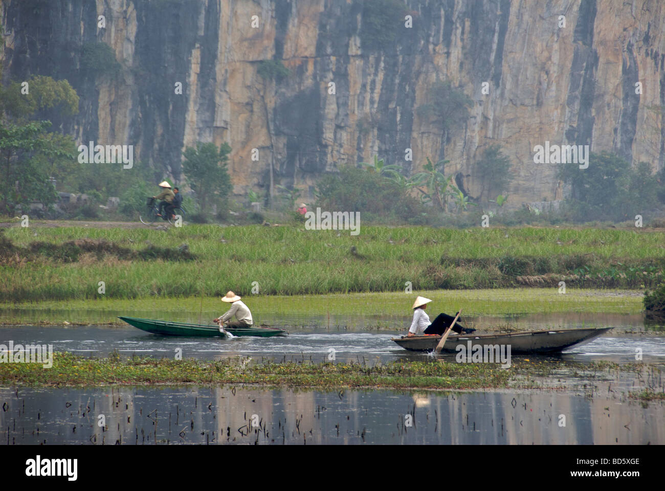 Zwei Ruderboote Ngo Dong River Tam Coc Ninh Binh Provinz Nord-Vietnam Stockfoto