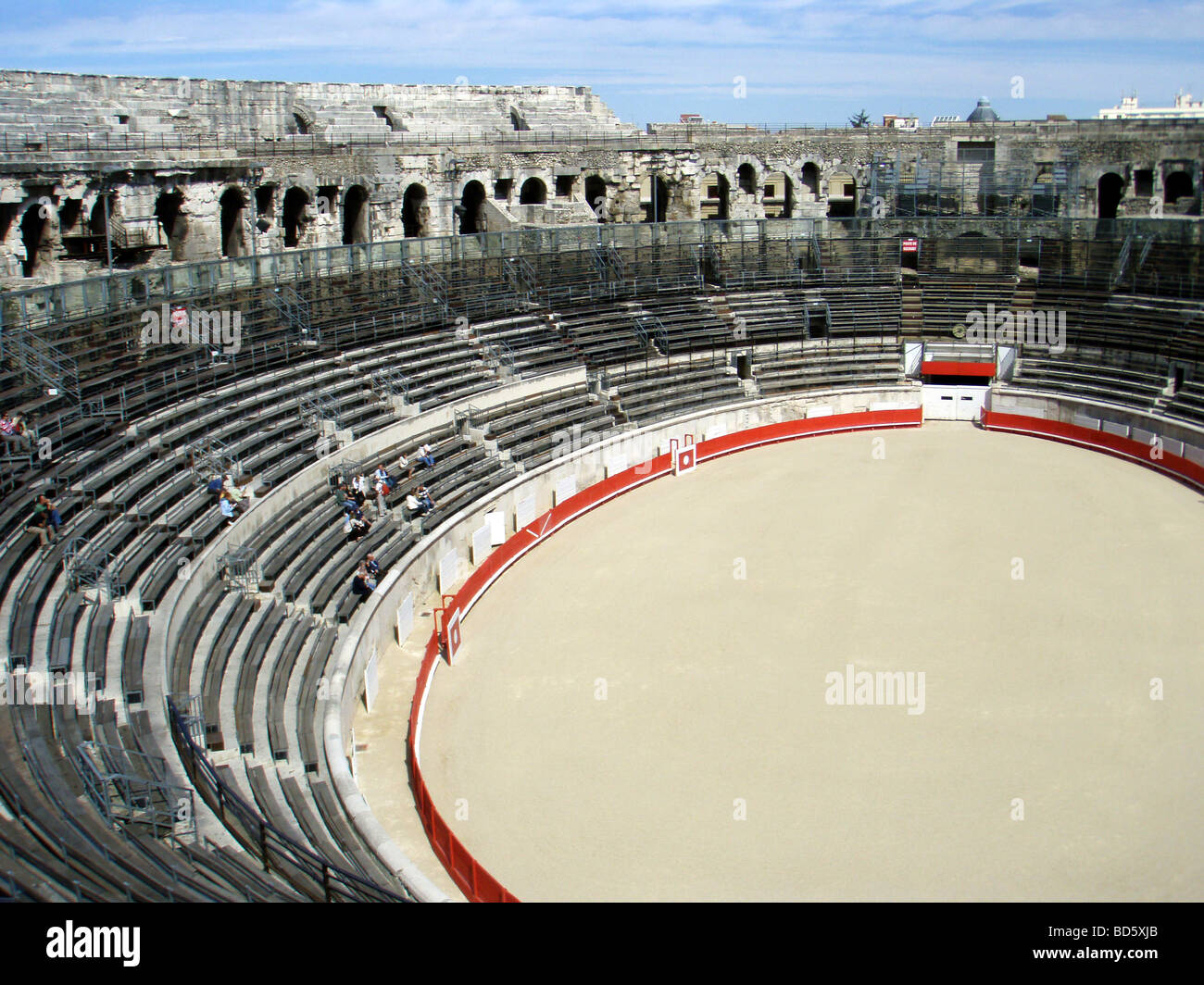 Römische Arena/Amphitheater im Sonnenschein in Nimes in der Provence in Frankreich Stockfoto