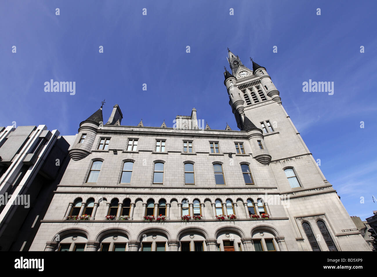 Das imposante Gebäude der grauen Granit Stadthauses in Aberdeen, Schottland, Großbritannien, die auch der Sheriff Court beherbergt Stockfoto